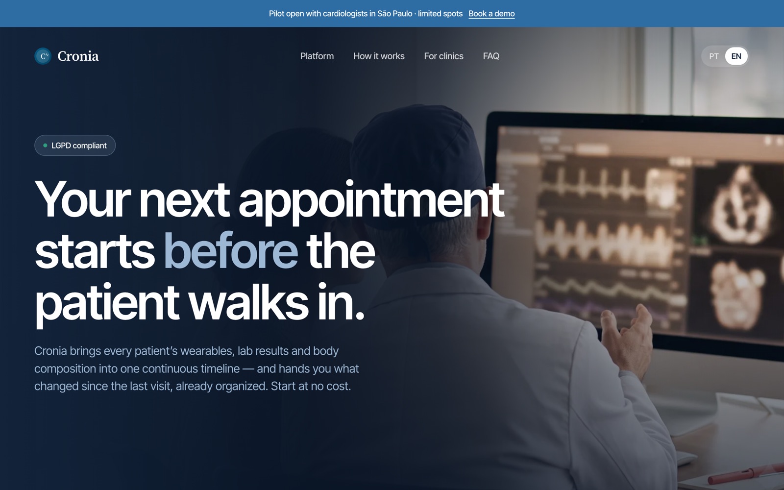 Site do Cronia Sa&uacute;de: m&eacute;dico analisando exames em um monitor